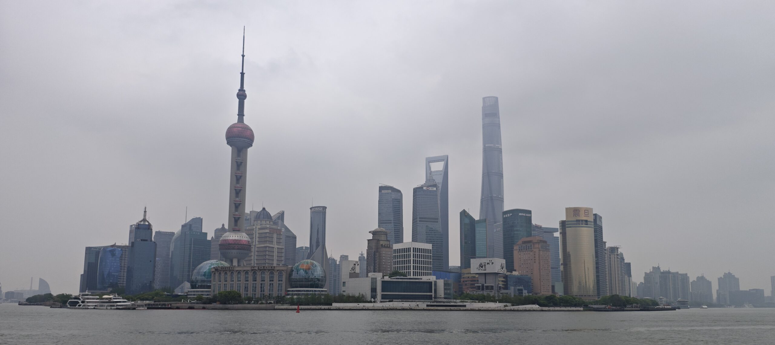 Pudongs skyline i Shanghai sedd från Bund