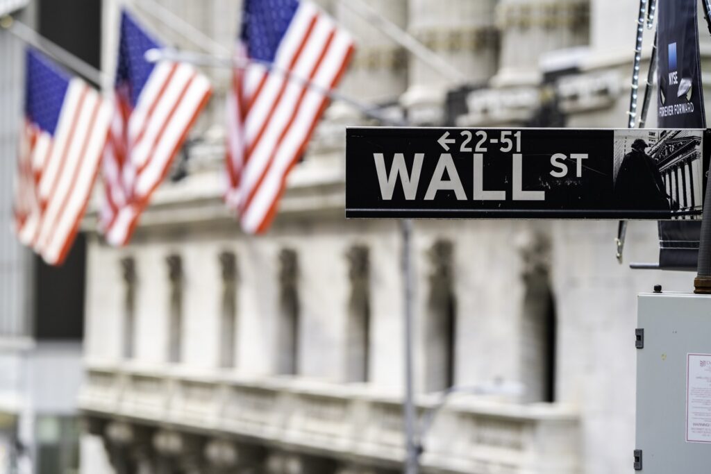 Wall Street-skylt med amerikanska flaggor