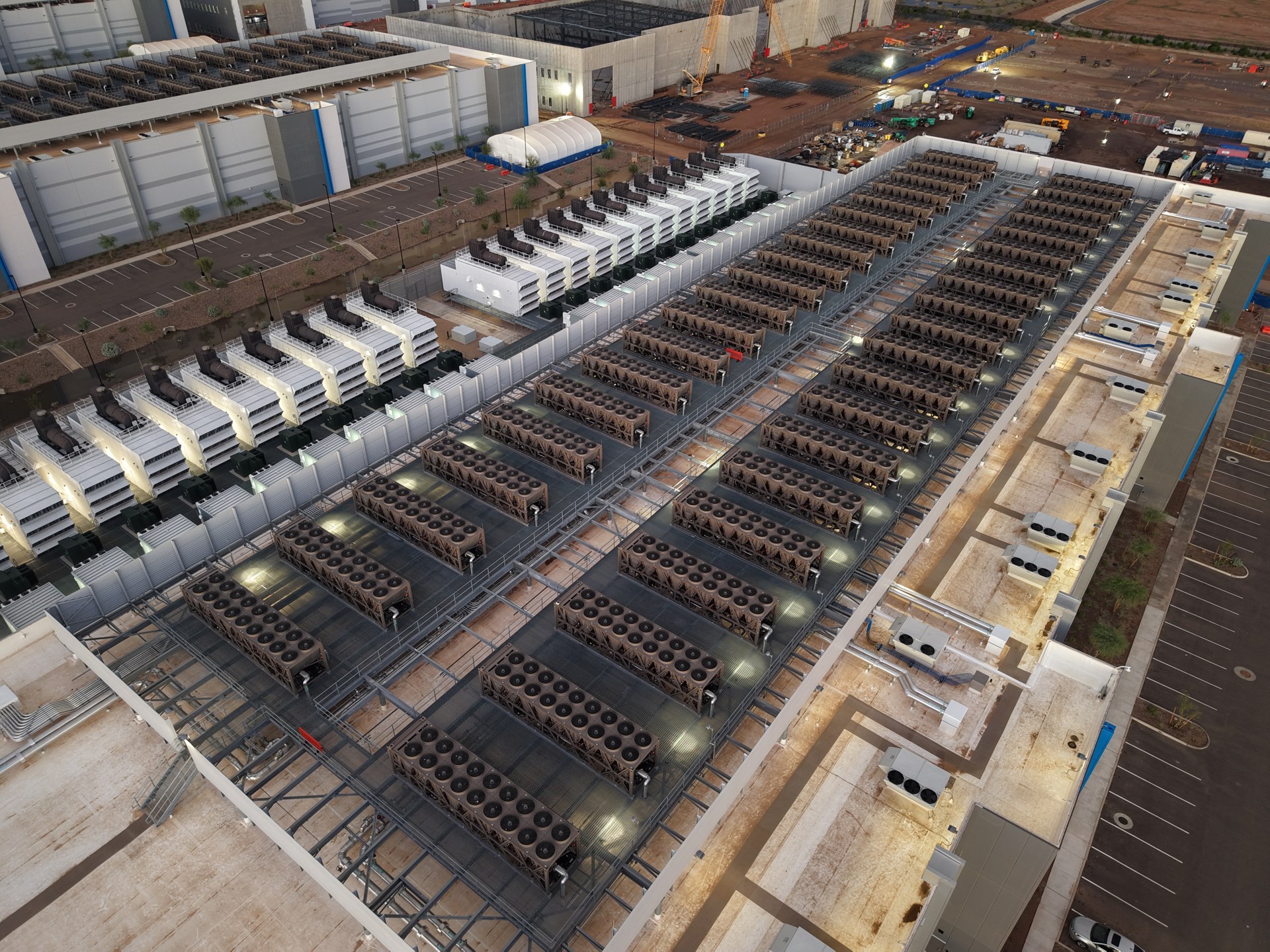 Datacenter med kyltorn och reservgeneratorer